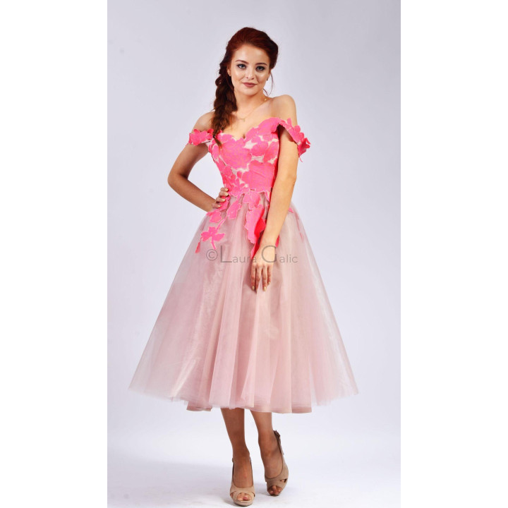 Rochie Aida cu decolteu căzut pe umeri și aplicații florale pe corsaj
