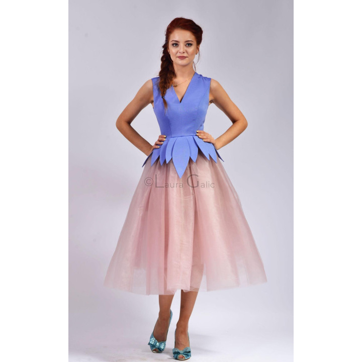 Rochie midi Victoria, cu decolteu în V și fustă roz din tulle cu volum amplu