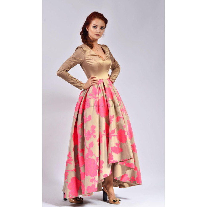 Rochie lungă Erin cu bust bej, mâneci lungi și fustă amplă cu flori fucsia