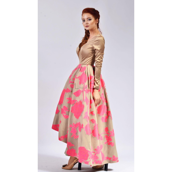 Rochie Erin văzută din lateral, cu talie definită și fustă maxi cu flori fucsia