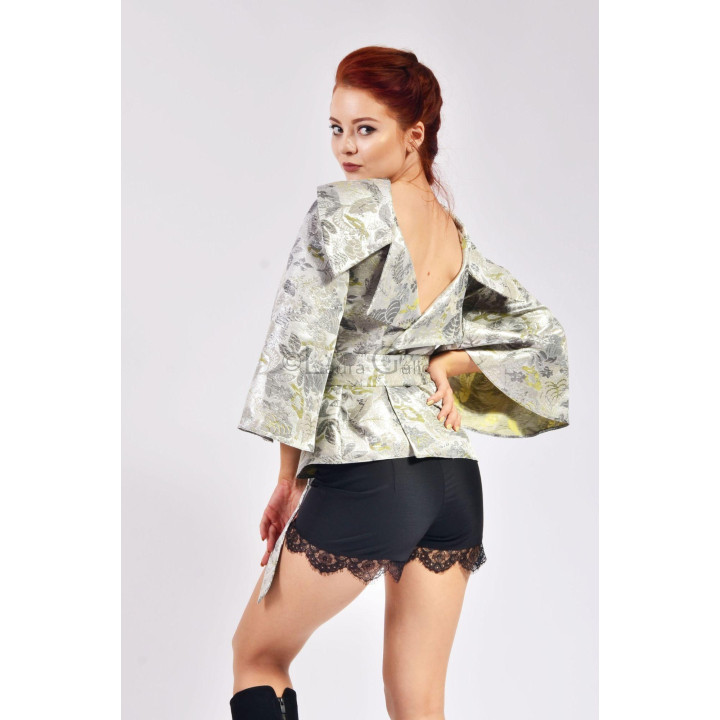 Vedere din spate a pantalonilor scurți negri cu dantelă florală festonată la tiv