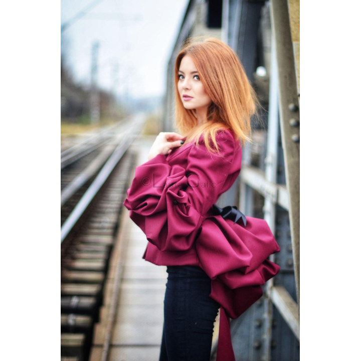 Detaliu al mânecilor cu pliuri ample de pe sacoul fucsia Olivia