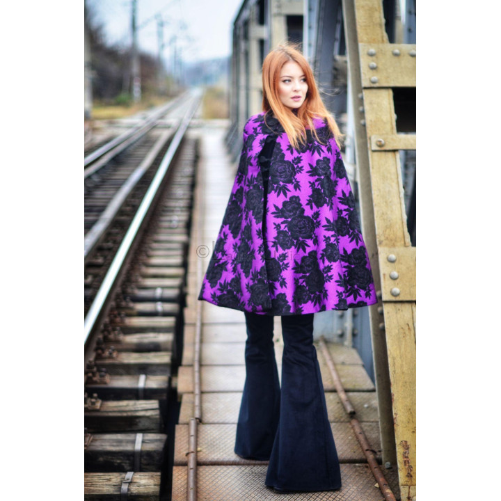 Sacou-cape Uhura cu imprimeu floral mov și negru, văzut din față