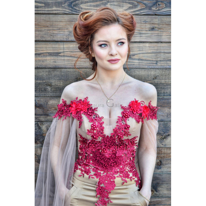 Detaliu al corsetului Damaris cu decolteu în V și aplicații florale fuchsia