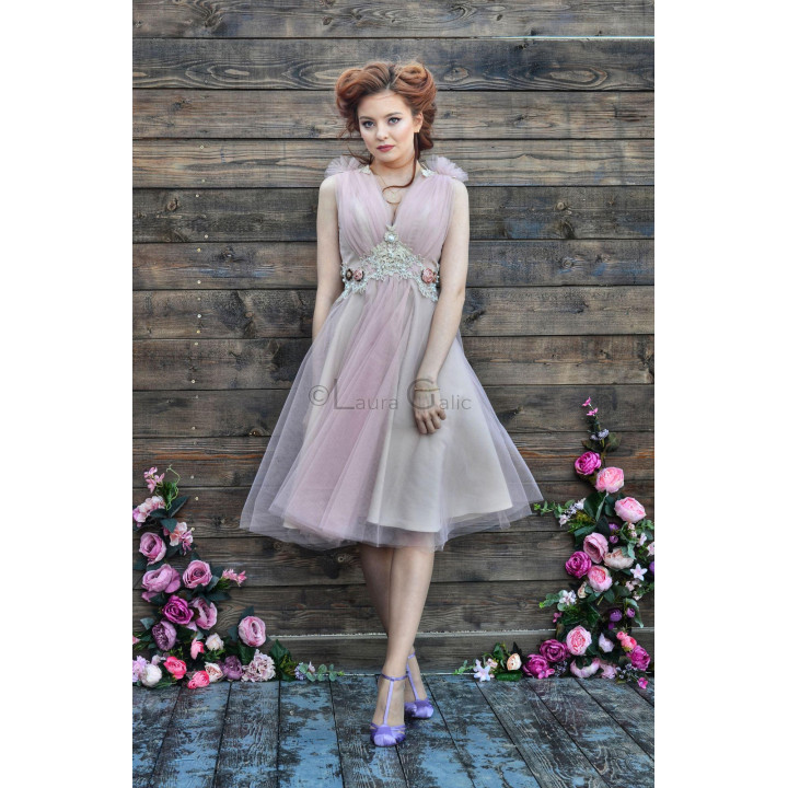 Rochia din tulle Summer cu talie accentuată de dantelă, flori textile și detalii cu aspect de perle