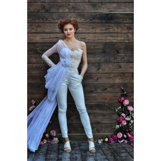 Corset Kalianna din dantelă ivoire, cu trenă lungă bleu-liliachiu din tul și decolteu asimetric