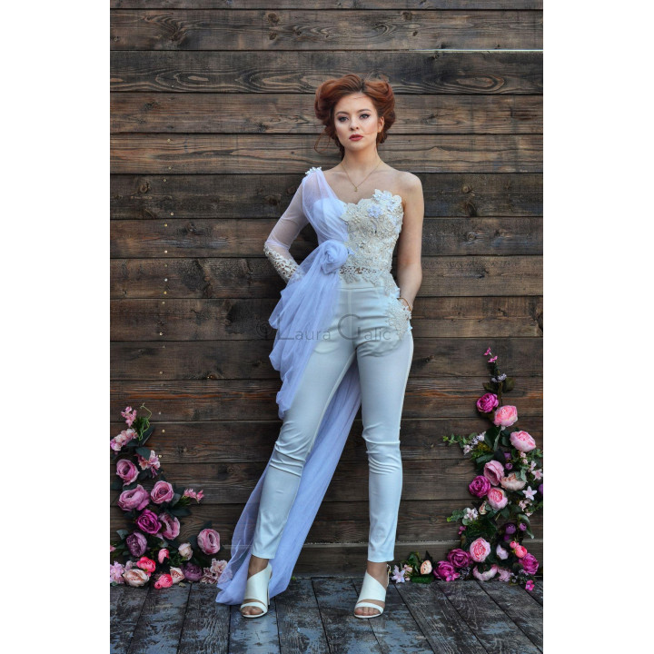 Corsetul Kalianna cu trenă din tul bleu-liliachiu, aplicații florale și detalii cu perle