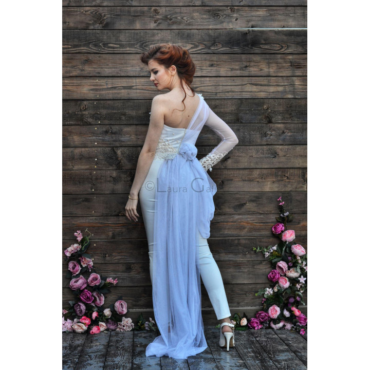 Corset Kalianna văzut din spate, cu fermoar și trenă lungă din tul bleu-liliachiu