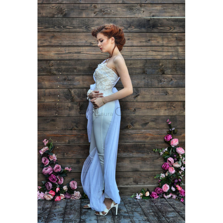 Corsetul Kalianna în profil, cu dantelă ivoire și trenă din tul până la podea