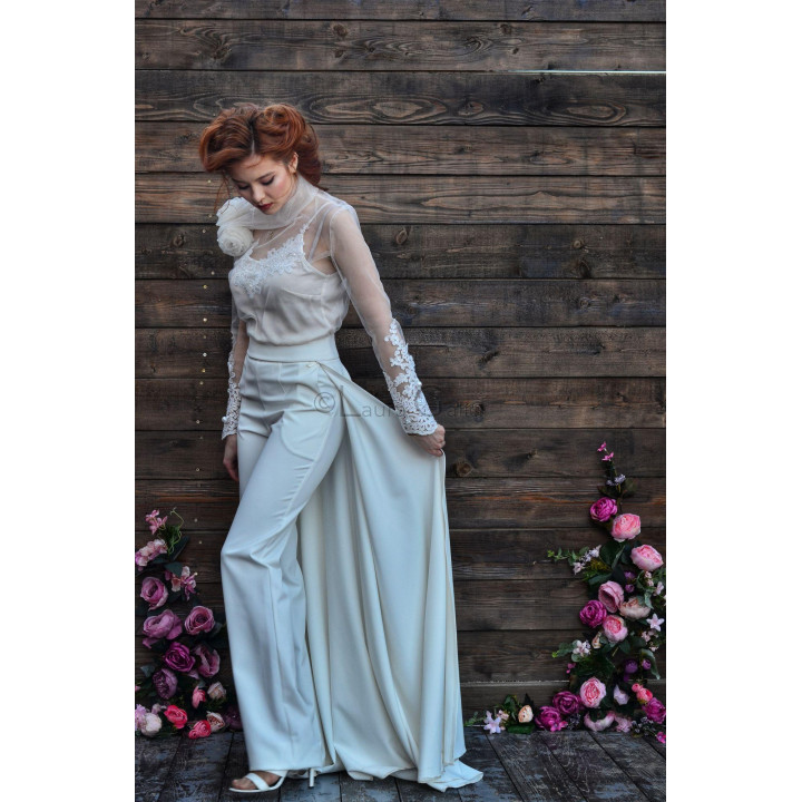 Bluză Donatela din tulle cu mâneci lungi, asortată cu pantaloni albi