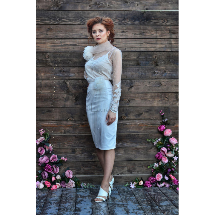 Fusta Delmeza până sub genunchi, cu detaliu floral la talie și accente decorative