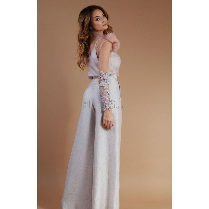 Side view of the Donatela lilac ensemble with John2 trousers and a flower-embroidered sleeve