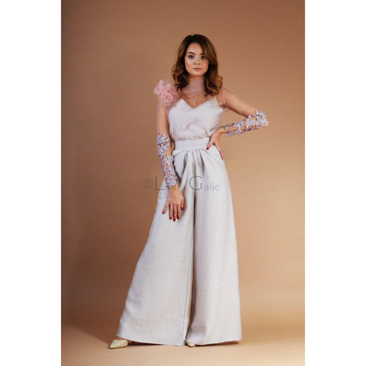Bluză lila Donatela cu mâneci transparente și ornamente florale, purtată într-o ținută bridal