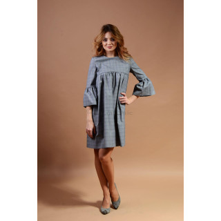 Rochie Zola babydoll în carouri gri, cu mâneci lungi ample și fustă cu pliuri