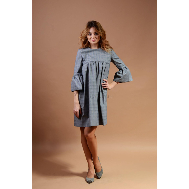 Rochie Zola babydoll în carouri gri, cu mâneci lungi ample și fustă cu pliuri