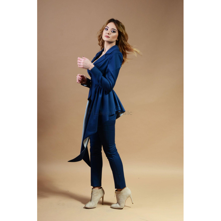 Vedere laterală a sacoului Gilda, cu peplum și poale asimetrice