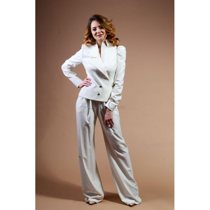 Costumul de damă Perla, cu sacou cambrat cu nasturi și pantaloni albi cu croială largă
