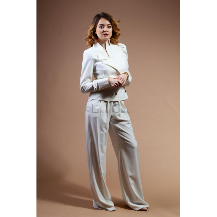 Costum Perla alb din două piese, cu guler înalt și pantaloni lungi largi