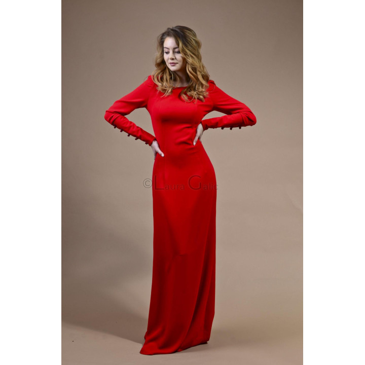 Rochie lungă Kya văzută din față, cu decolteu rotunjit și croială cambrată