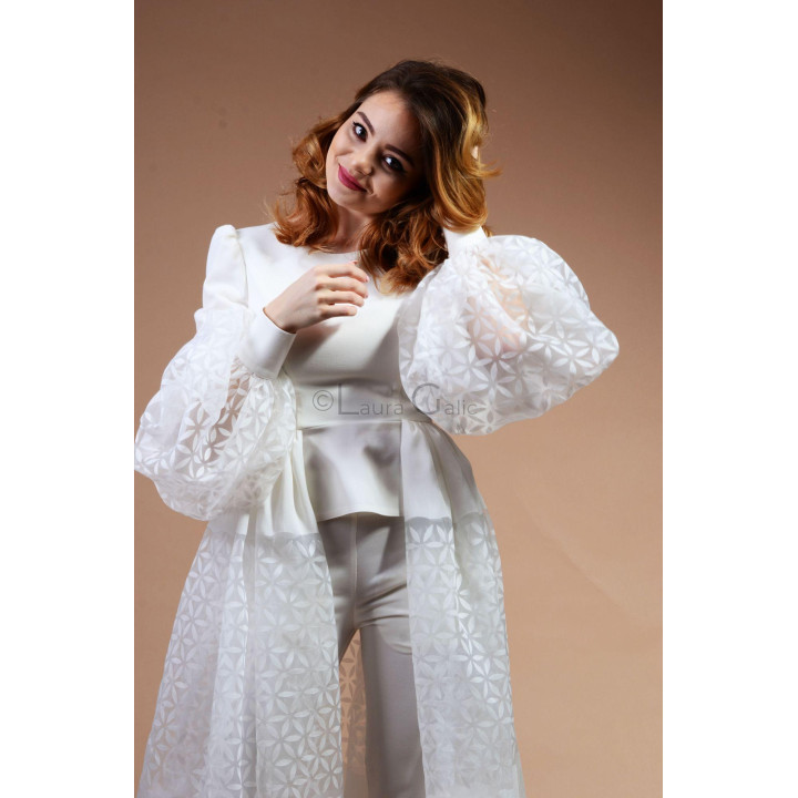 Detaliu al bluzei Clara cu peplum și mâneci ample cu model geometric