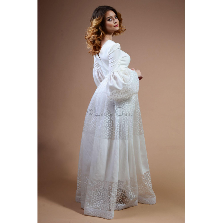 Compleul Clara văzut din spate, cu rochie lungă și panouri cu model geometric
