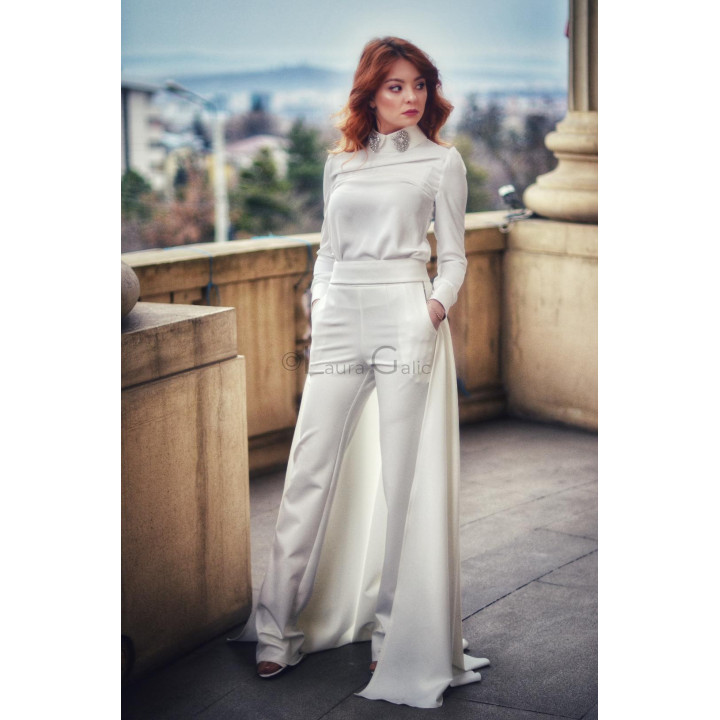 Costum de mireasă Aniela cu pantaloni albi, cămașă cu guler decorat și trenă lungă