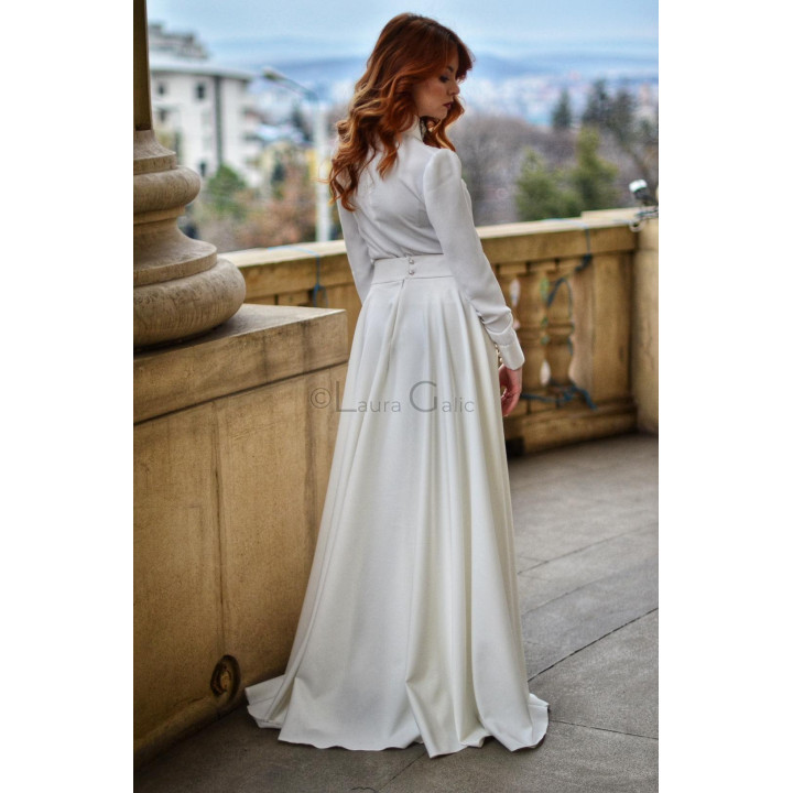 Vedere din spate a costumului de mireasă Aniela, cu trenă amplă până la podea