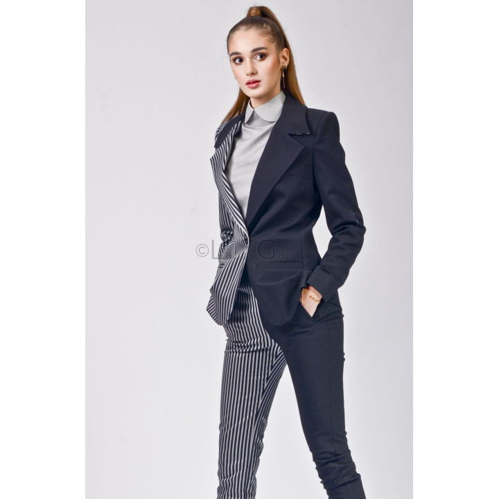 Detaliu frontal al sacoului Ramona 2 dual cu închidere cu nasture și buzunare cu paspoal
