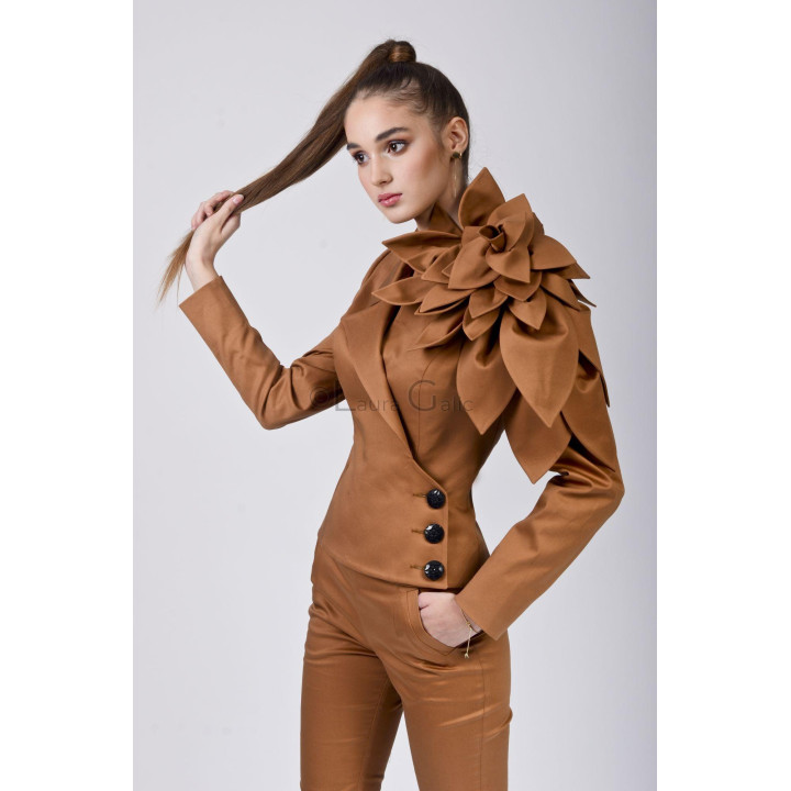 Costum Delia maro cu sacou cambrat, floare supradimensionată pe umăr și pantaloni strâmți