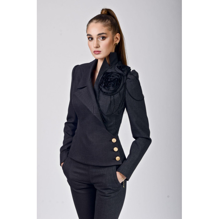 Costumul Izabela cu sacou petrecut, floare neagră pe umăr și pantaloni în tonuri închise
