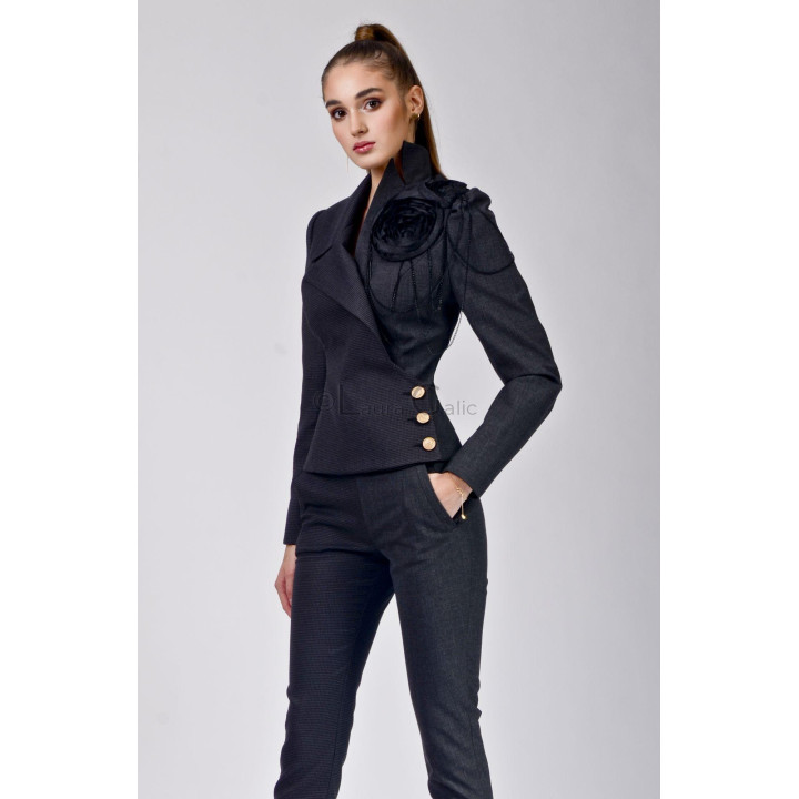 Costumul Izabela cu sacou asimetric și pantaloni cu panouri în nuanțe închise