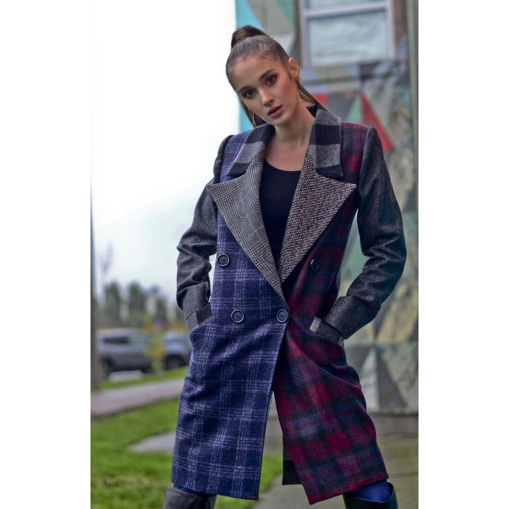 Paltonul Nadia cu design patchwork în carouri albastre și vișinii și mâneci gri
