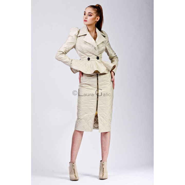 Costum Carmen 2 matlasat, cu rever amplu, umeri accentuați și peplum evazat