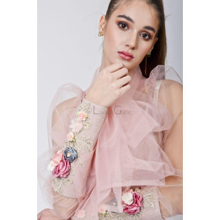 Detaliu al mânecii din tul și al aplicațiilor florale de pe bluza Tania