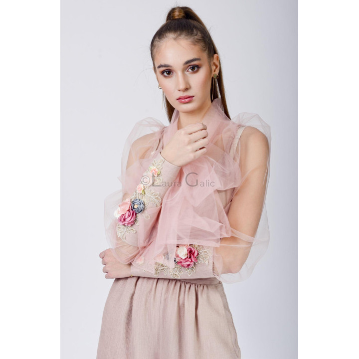 Bluză Tania cu volane suprapuse din tulle și manșetă cu aplicații florale, purtată cu pantalonii John 2