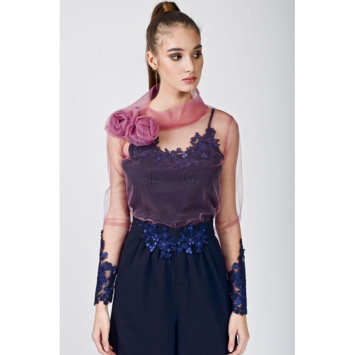 Detaliu al bluzei Donatela 2 din tul, cu flori decorative la guler și aplicații florale la manșete