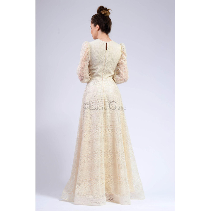 Back view of the Antonia 3 dress showing its central zipper and full-length skirt