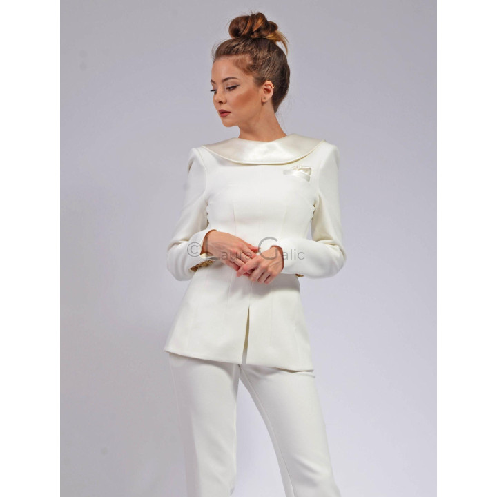 Sacou alb Iasmina cu guler satinat și detaliu decorativ la piept, parte din costumul cu pantaloni