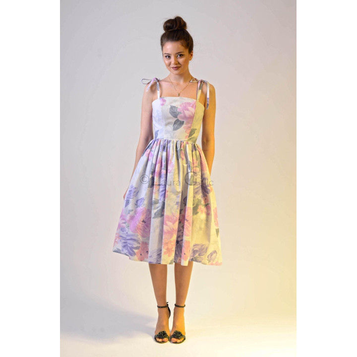 Dalma dress with a straight neckline, slim straps and large floral print
