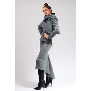 Costum Beatrice scurt din lână gri în spic, cu sacou cu guler eșarfă și fustă cu tiv asimetric prelungit