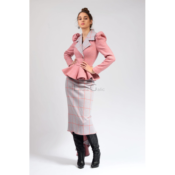 Costumul Carmen 3 purtat cu sacou cambrat cu peplum și fustă lungă în carouri