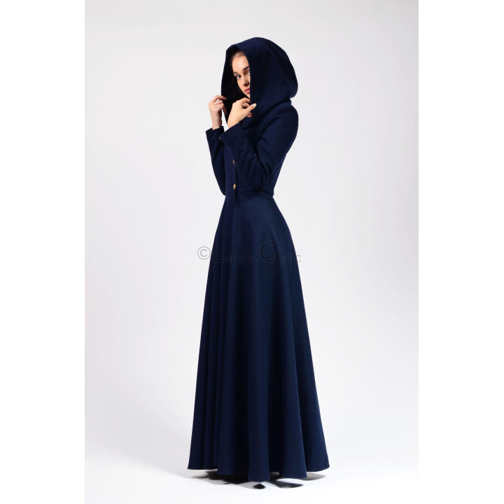 Palton lung Miranda 2 cu glugă, văzut din lateral, cu fustă evazată