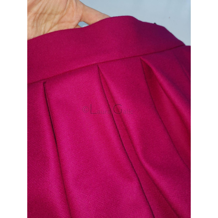 Detaliu al pliurilor și beteliei fustei Gina fuchsia