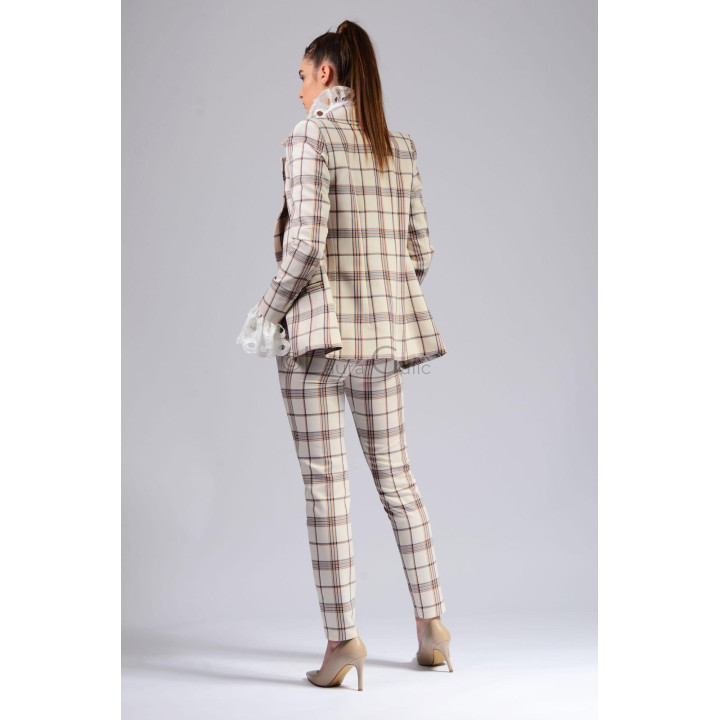 Costum Ramona 3 văzut din spate, cu sacou și pantaloni în carouri coordonate
