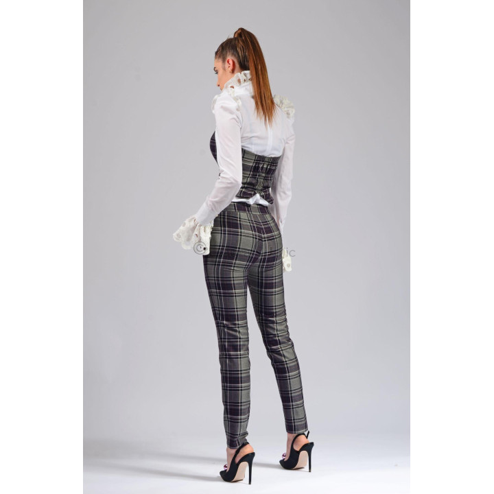 Detaliu din spate al vestei corset Ramona, cu panou încrețit elastic și pantaloni în carouri