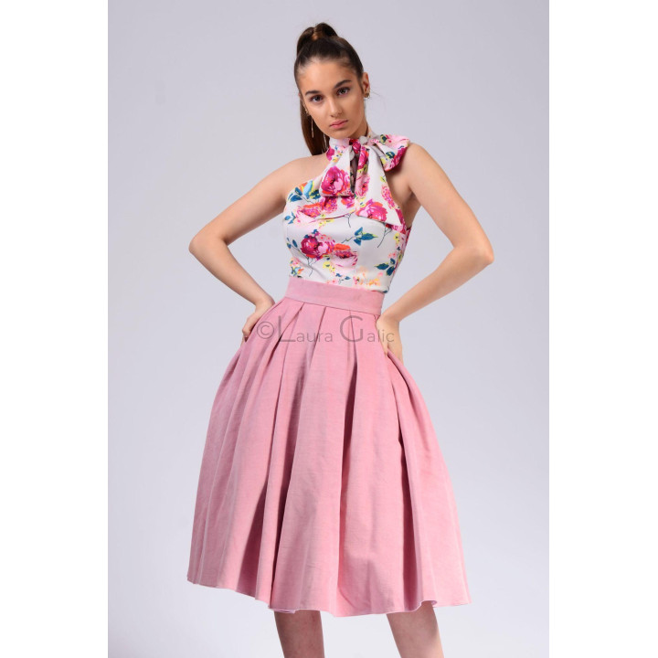 Front view of the Paula floral shirt with sleeveless cut and neck tie