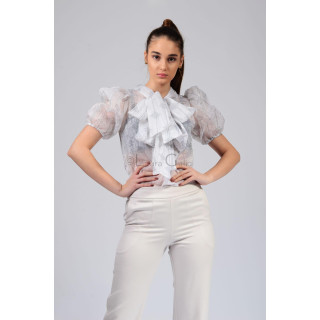 Bluză Lucretia din organza cu mâneci bufante și fundă amplă la gât, purtată cu pantaloni deschiși la culoare