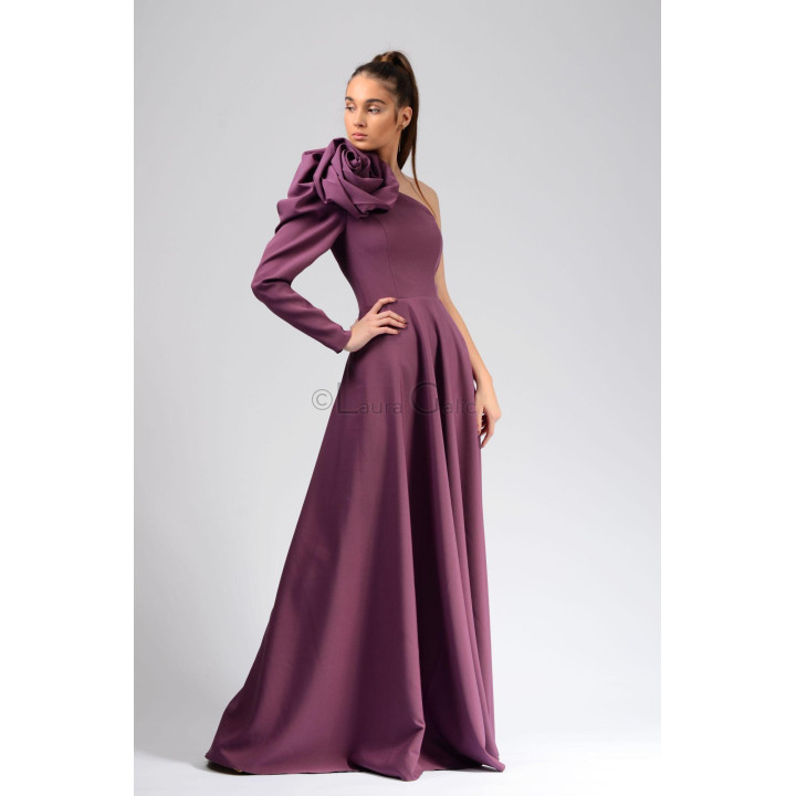 Rochie lungă Tatiana 2 mov-prună, cu mânecă lungă și floare voluminoasă pe umăr