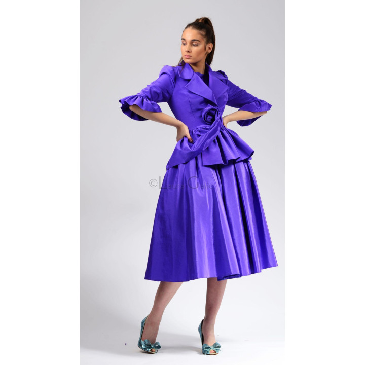 Costum violet Elara cu rochia Gina midi, sacou cu volane și fustă amplă