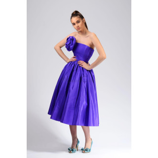 Rochia midi Loredana violetă, cu trandafir supradimensionat pe bust și fustă amplă